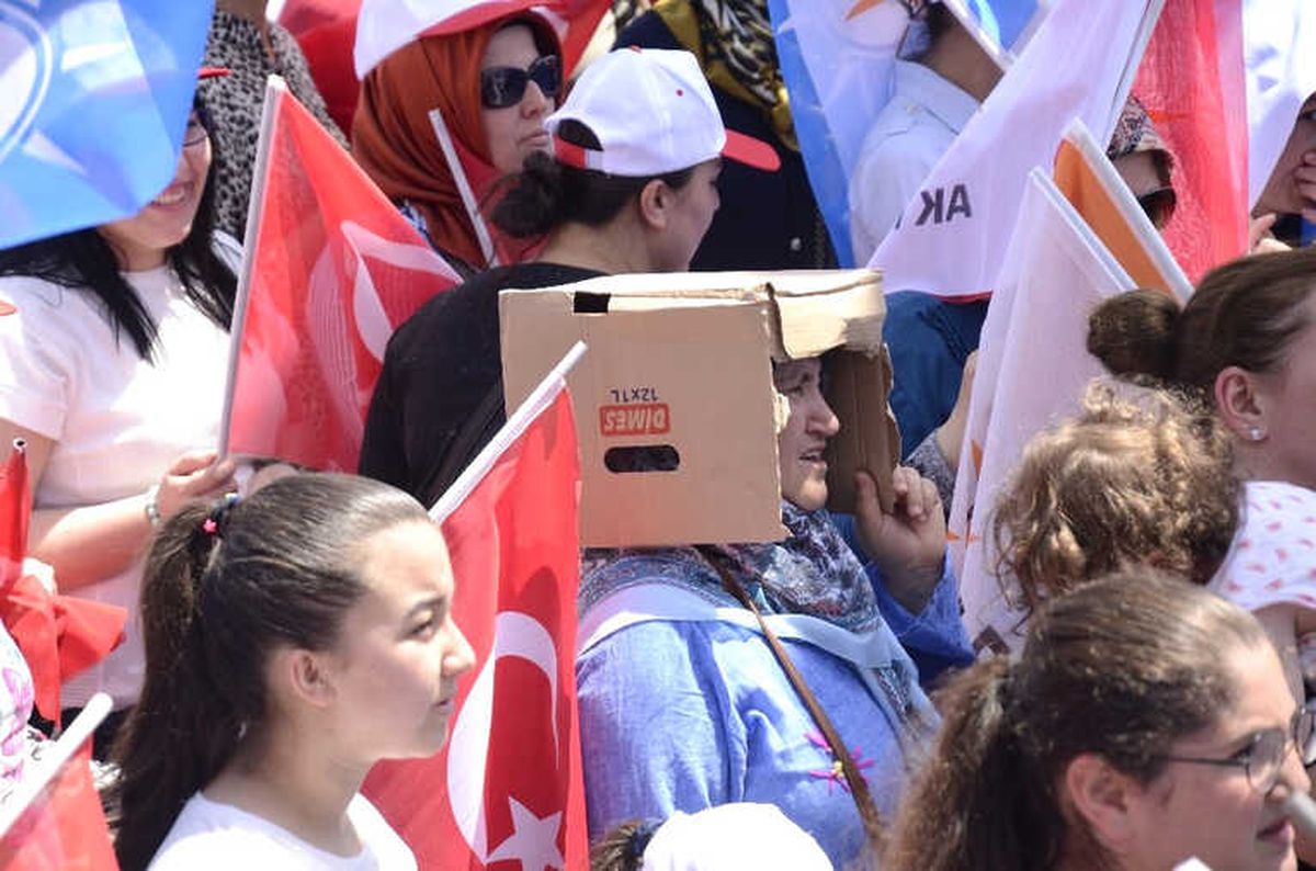 Cumhurbaşkanı Erdoğan\'ın Denizli Mitinginden Gülümseten Görüntü
