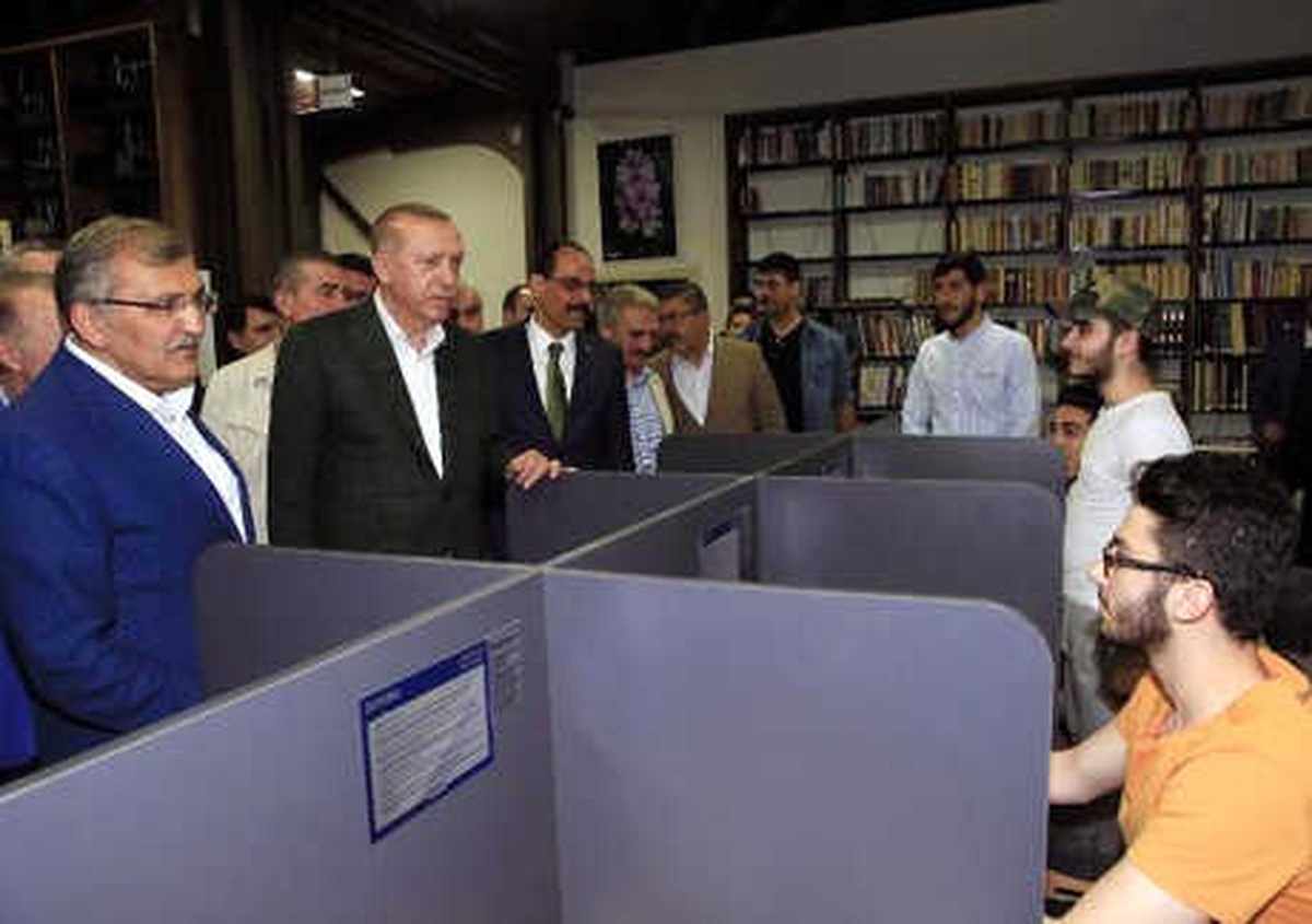 Cumhurbaşkanı Erdoğan Merkezefendi Şehir Kütüphanesi\'ni Ziyaret Etti