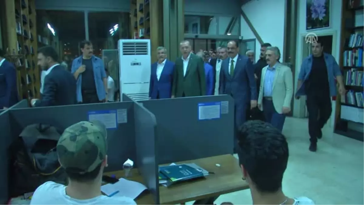 Cumhurbaşkanı Erdoğan, Şehir Kütüphanesi\'ni Ziyaret Etti