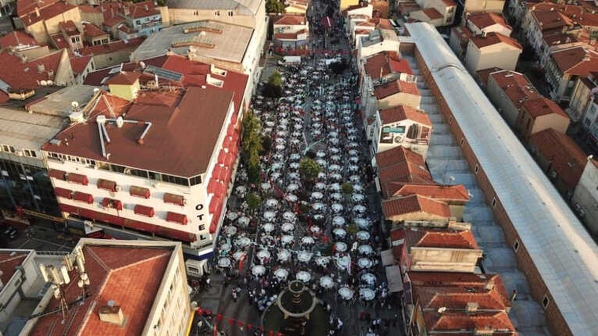 Edirne\'de Kadir Gecesi\'nde 10 Bin Kişilik Dev İftar Sofrası