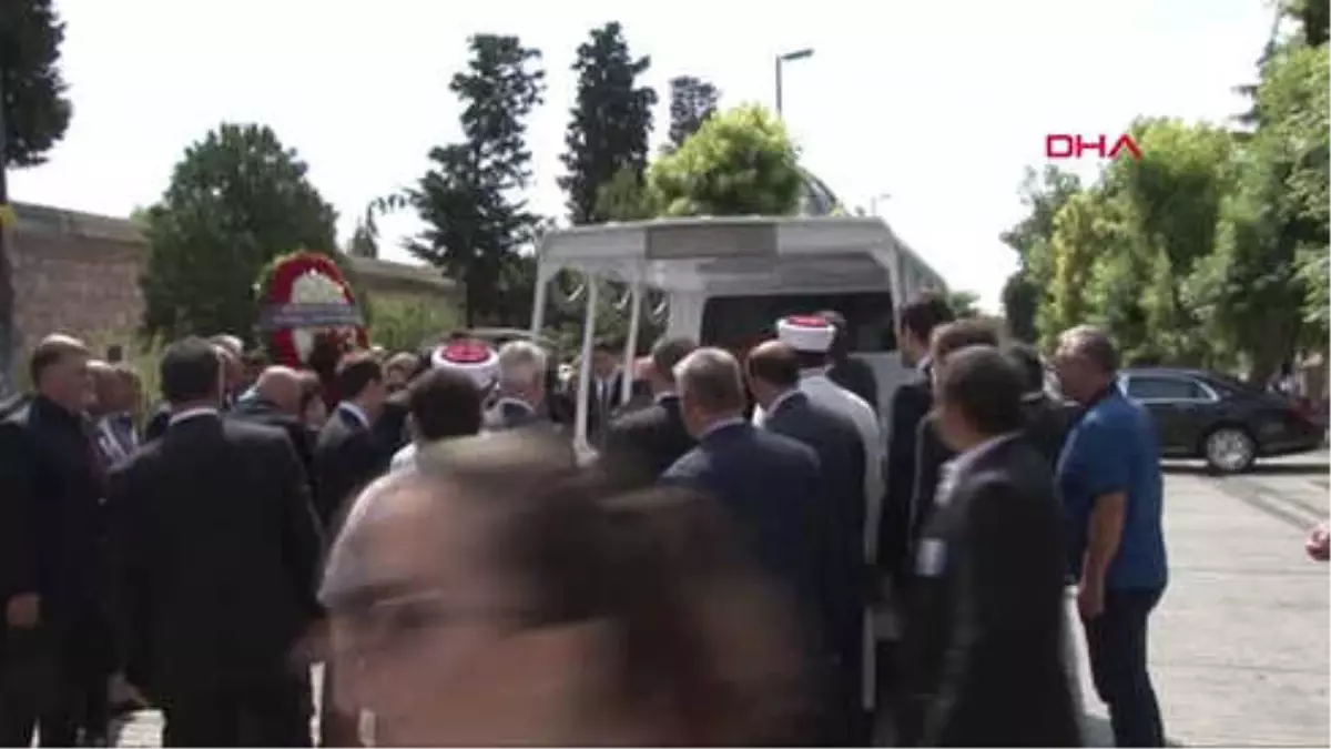 Erdoğan Demirören\'in Cenazesi Fatih Camiine Getirildi