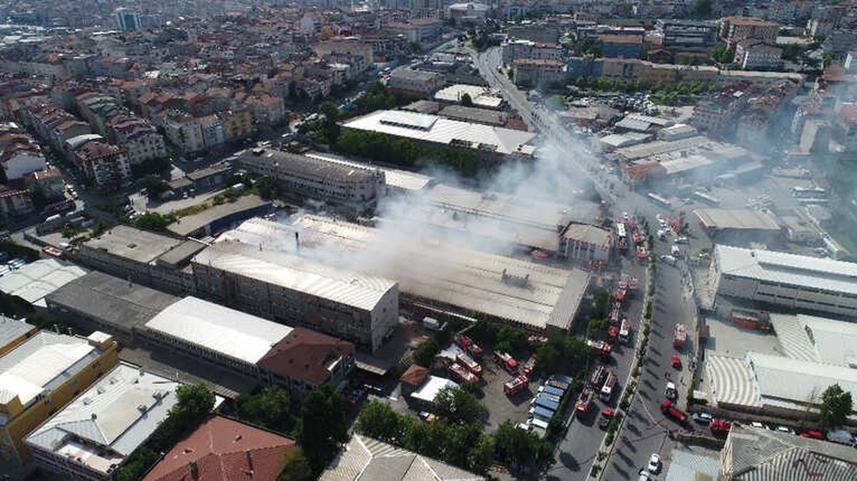 Gaziosmanpaşa\'da Çıkan Fabrika Yangını Havadan Görüntülendi