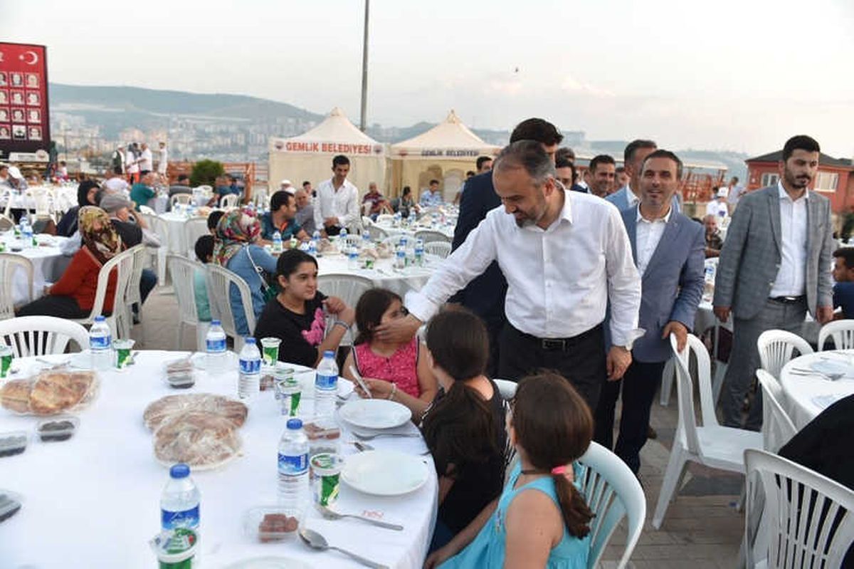 Gemlik\'te Yüzlerce Kişi Aynı Sofrada
