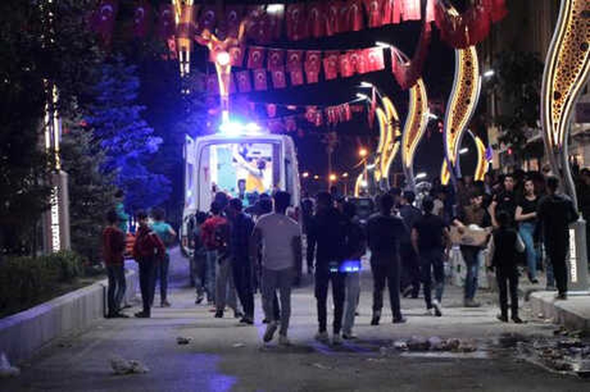 Hakkari\'de Gençler Arasındaki Kavgaya Müdahale Eden Bir Polis Yaralandı