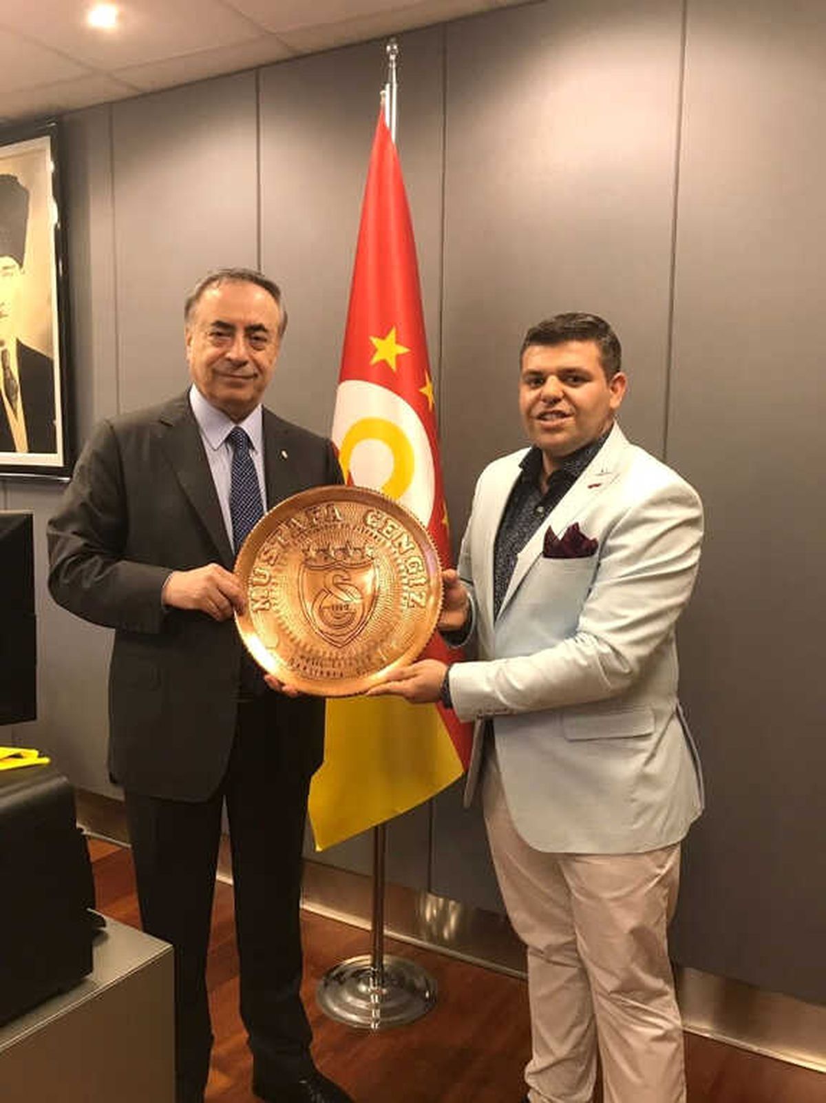 İzmirli İşadamından Gs Başkanı\'na Tebrik