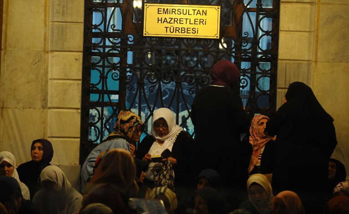 Kadir Gecesi\'nde On Binler Ulu Cami ve Emirsultan\'a Akın Etti