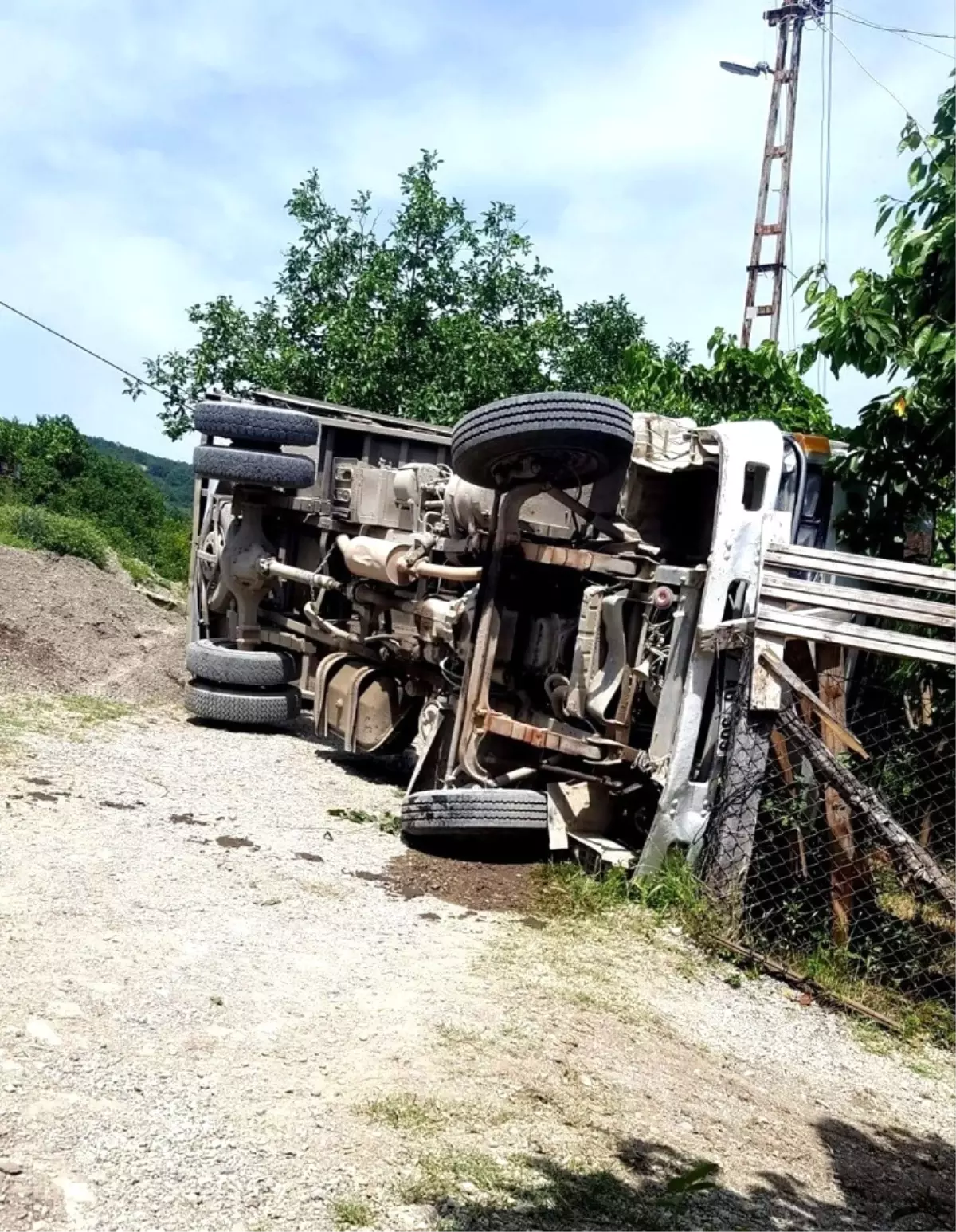 Kastamonu\'da Kum Yüklü Kamyon Devrildi