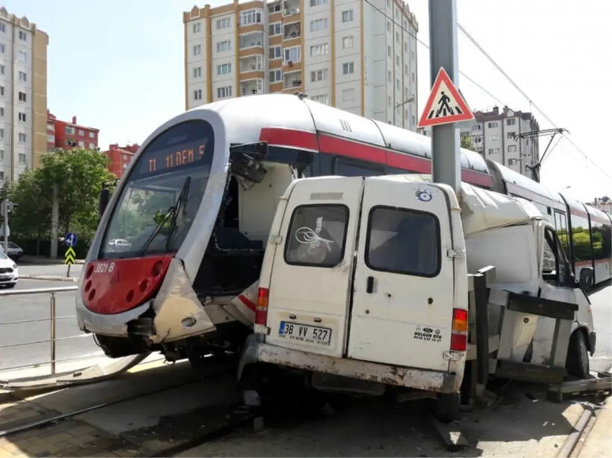 Minibüs ile Tramvay Çarpıştı: 1 Yaralı