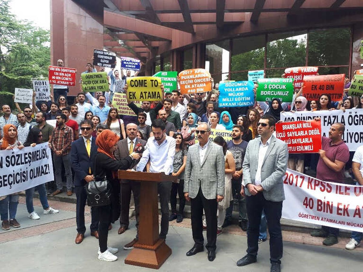 Öğretmen Adayları Atama Talebinde Bulundu