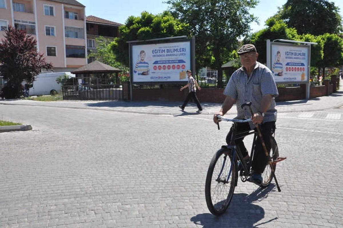 Doktor Tavsiyesiyle Aldığı Bisikletine 52 Yılını Adadı, İlçede Bisikletli Heykeli Dikildi