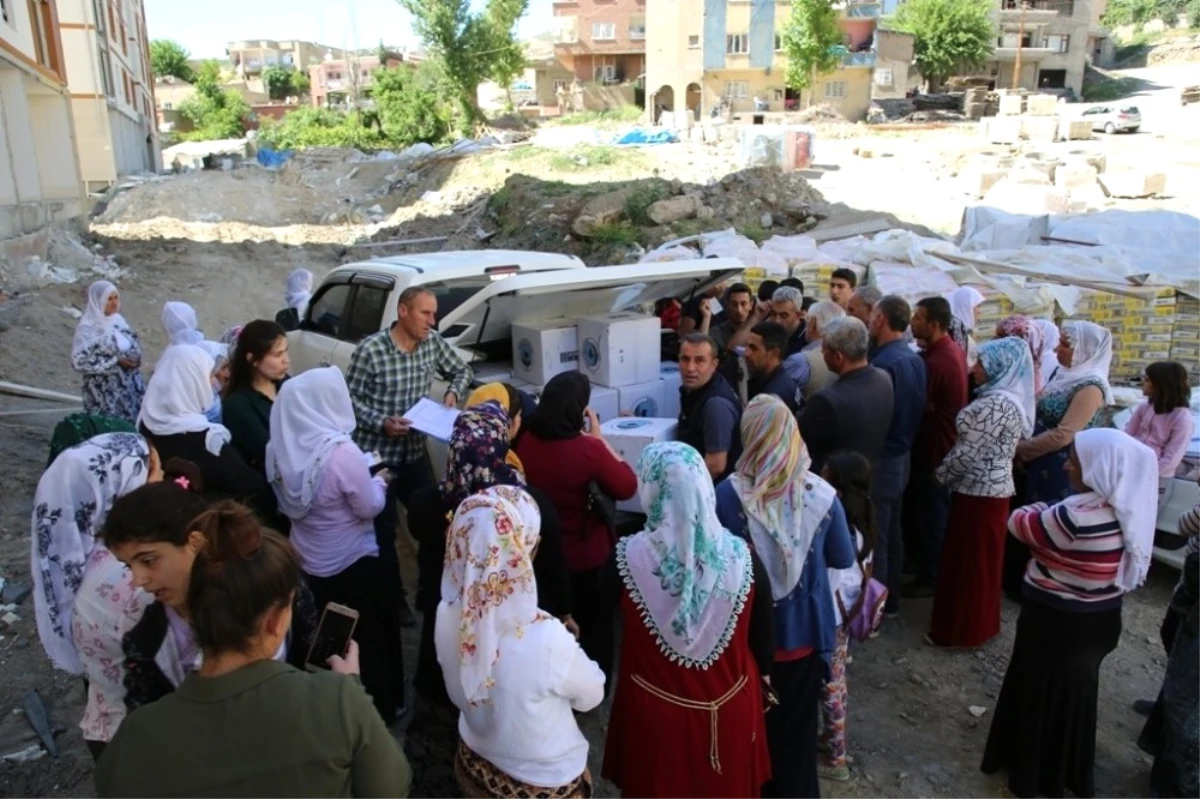Şırnak Belediyesi, İhtiyaç Sahibi Vatandaşlara Gıda Paketi Dağıttı