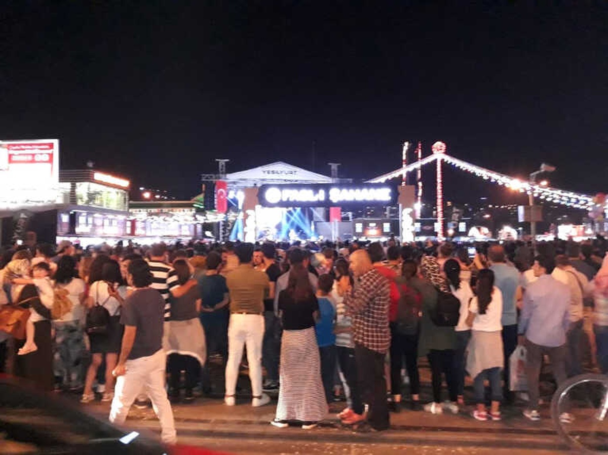 Ünlü Rock Grubu Zakkum Samsun\'da Konser Verdi