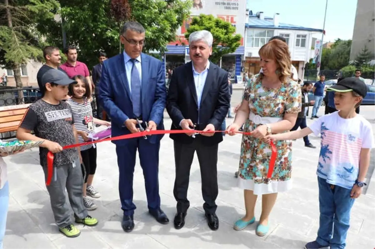 Vali Doğan, Resim Sergisinin Açılışını Yaptı