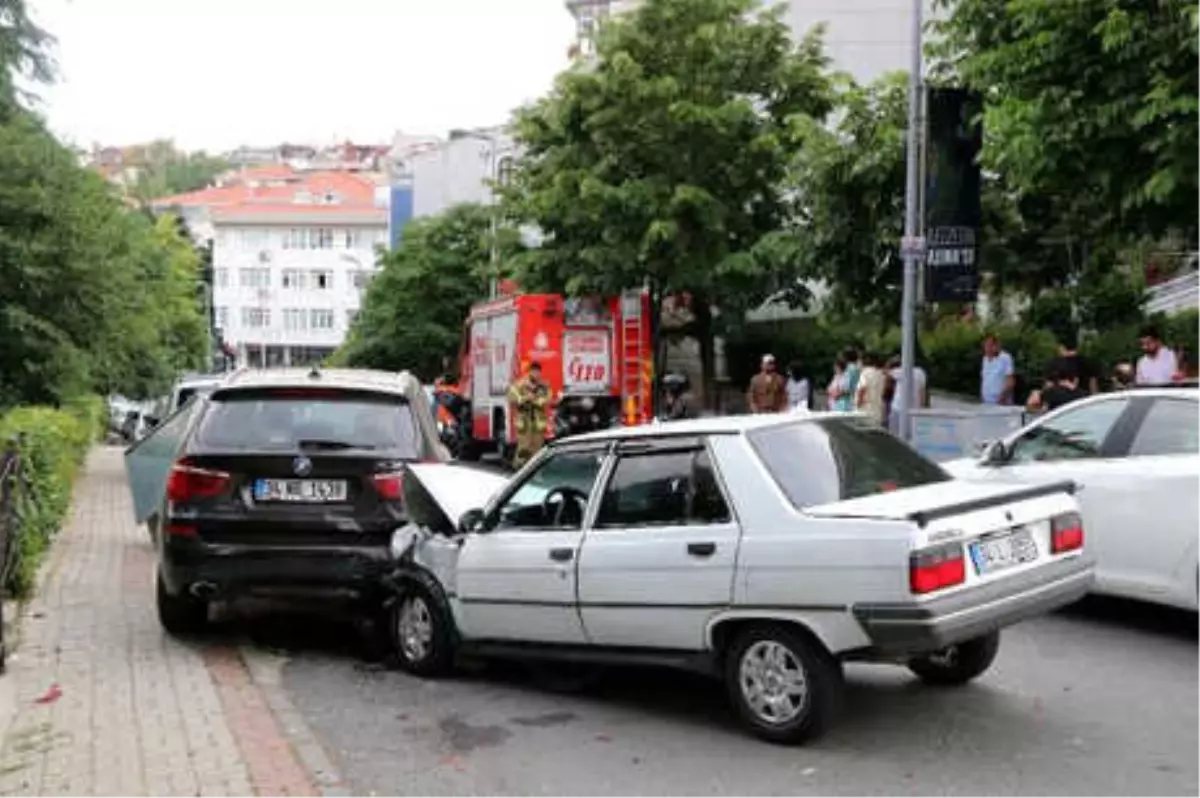 Virajı Alamayan Otomobil Sokağı Birbirine Kattı