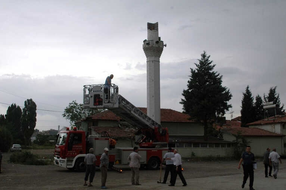 Yıldırım Düşen Caminin Minaresi Yıkıldı