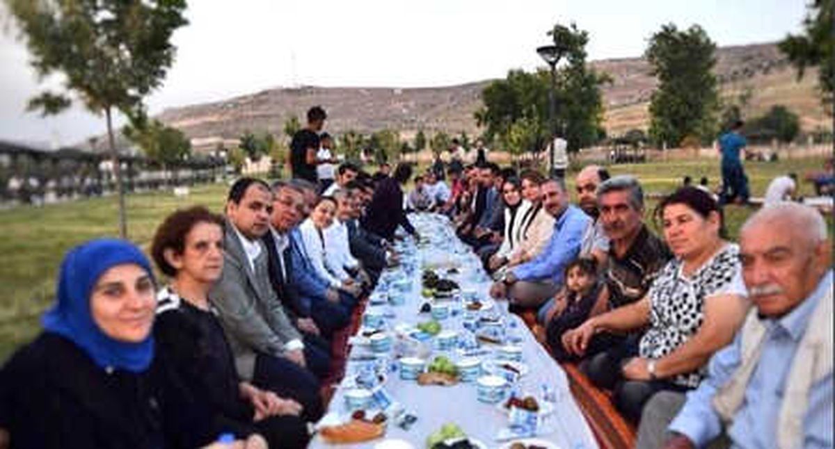 Adalet Bakanı Gül Yer Sofrasında İftar Yaptı