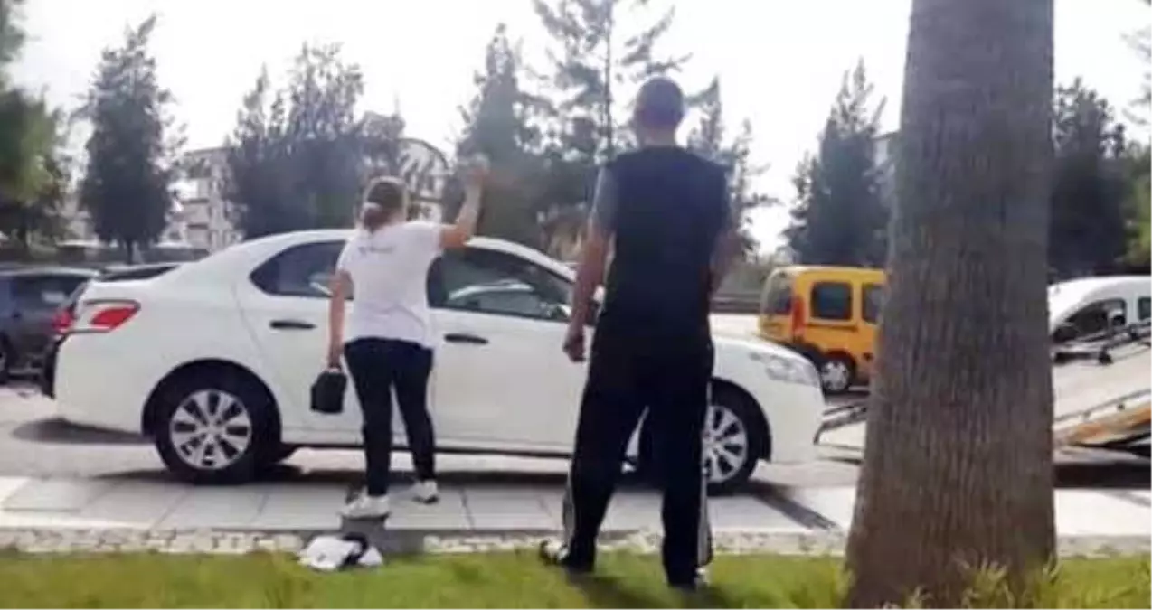 Otomobili Çekilen Kadın, Sinirlenince Aracının Camını Kırıp Kaportasını Taşla Ezdi