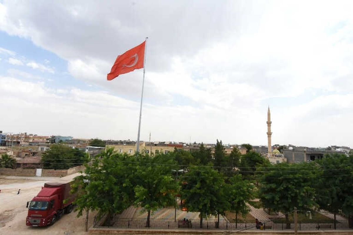 Artuklu Belediyesi Ortaköy\'e Dev Türk Bayrağı Astı