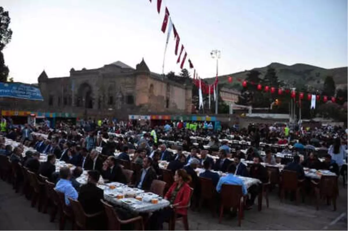 Bağcılar Belediyesi Mardin ve Bitlis\'te Gönül Sofraları Kurdu