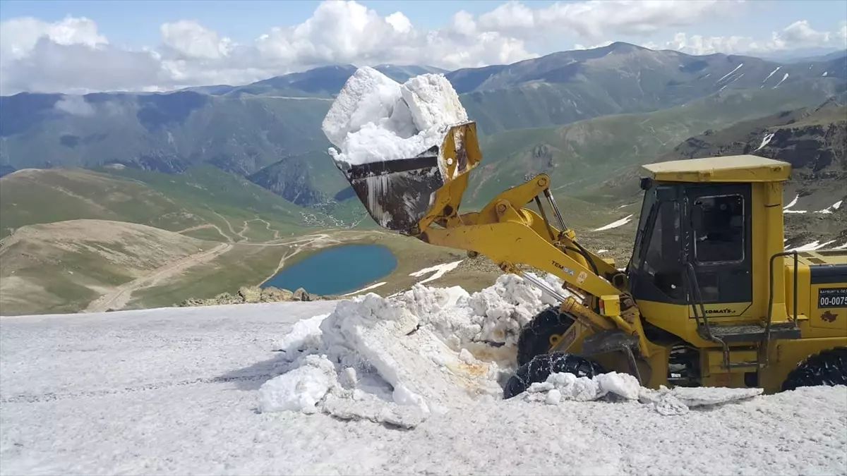 Bayburt\'ta Yayla Yolunda Ekipler Karla Mücadele Ediyor