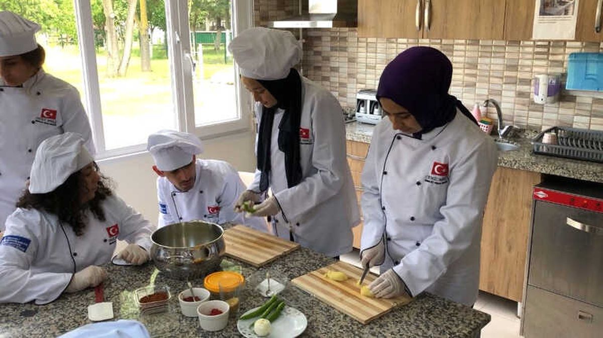 Cemil Meriç\'te Aşçı Yardımcılığı Kursu Eğitime Başladı