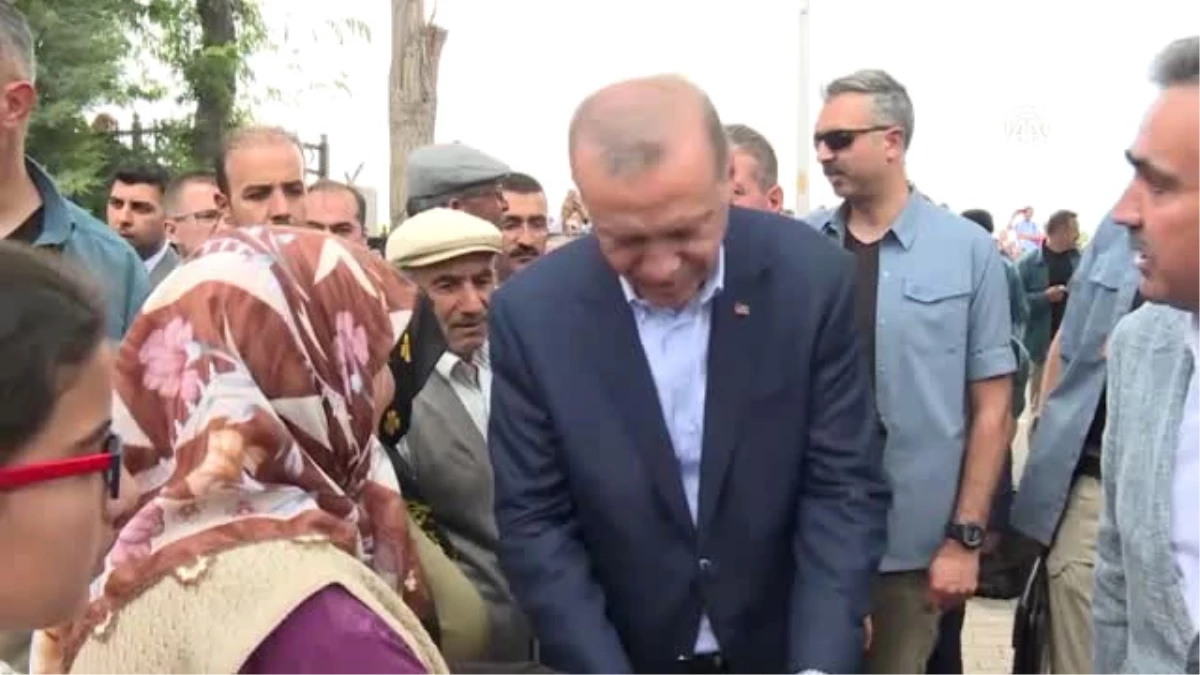Cumhurbaşkanı Erdoğan, Halisdemir\'in Kabrini Ziyaret Etti (2)