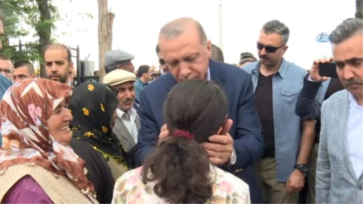 Cumhurbaşkanı Erdoğan, Kahraman Ömer Halisdemir\'in Mezarını Ziyaret Etti