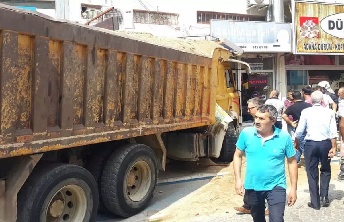 Freni Patlayan Kamyon Dehşet Saçtı, O Anlar Güvenlik Kamerasına Yansıdı