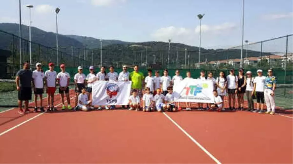 Geleceğin Raketleri Tsyd Bursa Tenis Turnuvası\'nda Korta Çıktı