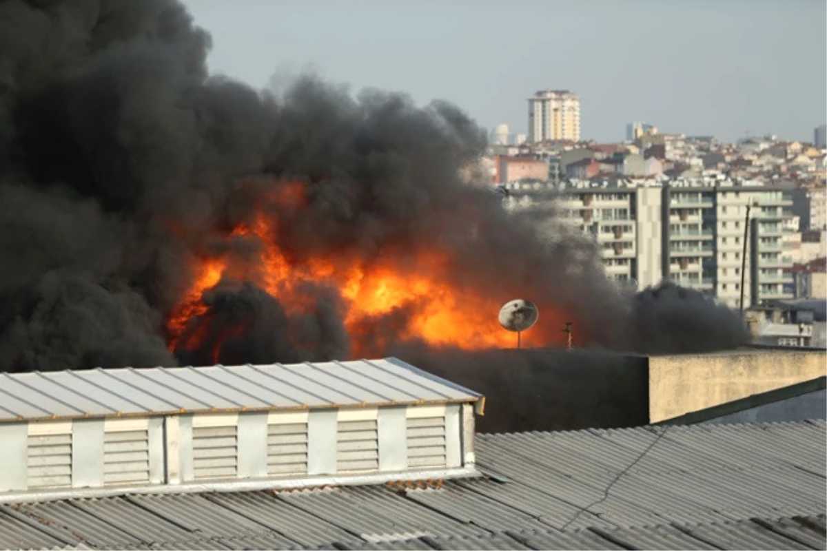 İstanbul\'da İplik Fabrikasında Yangın