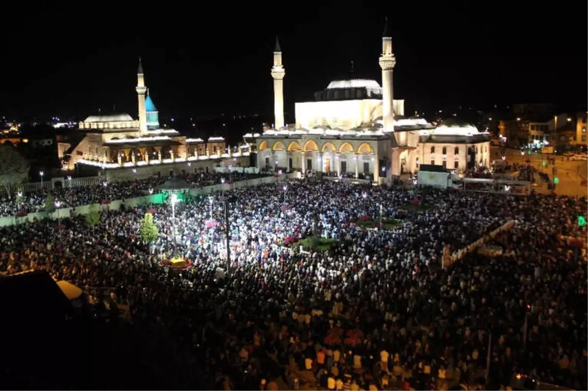 Kadir Gecesi\'nde Mevlana Meydanı\'nda Binler Buluştu