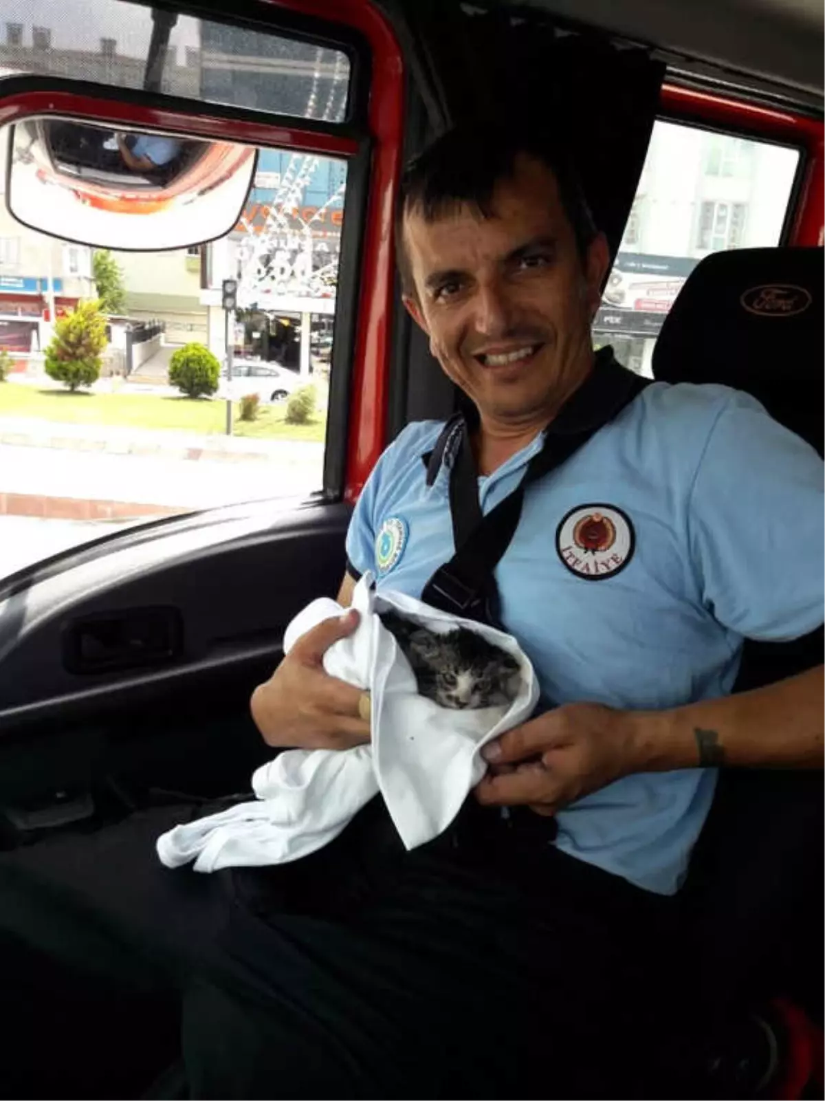 Kırmızı Işıkta Motora Giren Kedi Kurtarıldı