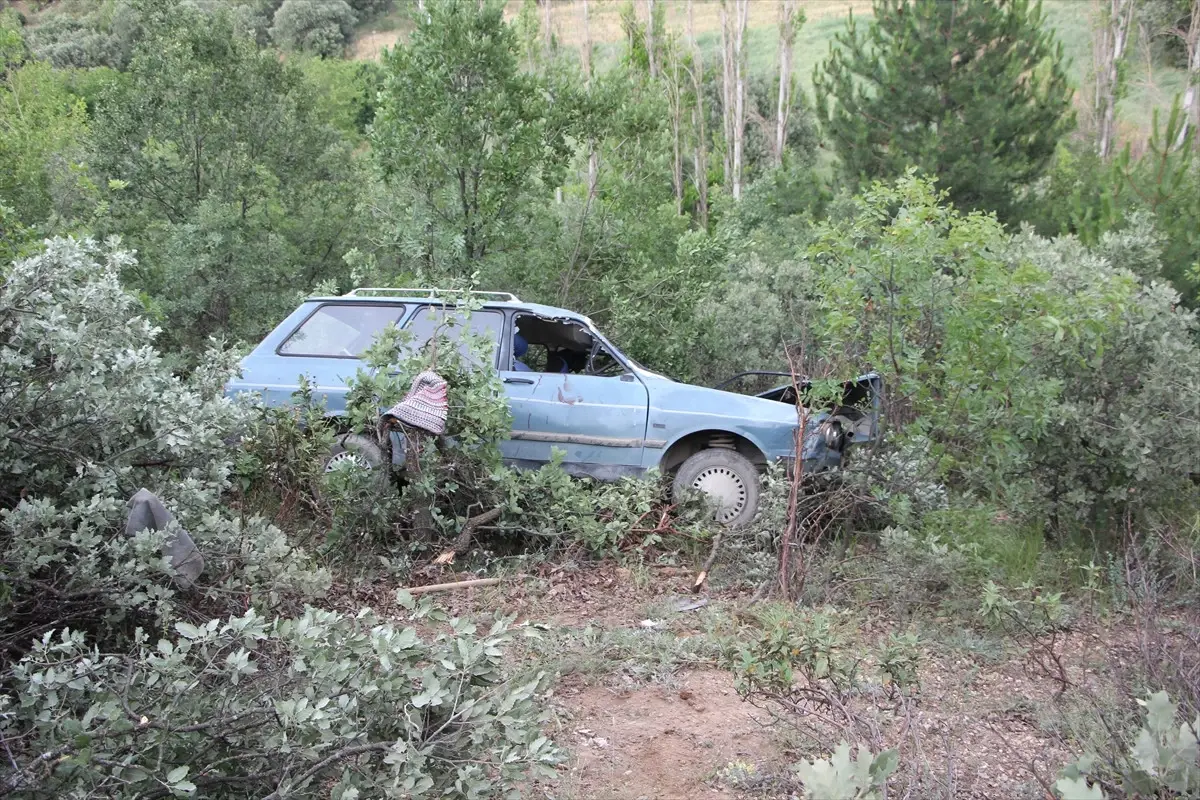 Kütahya\'da Otomobil Şarampole Devrildi: 4 Yaralı