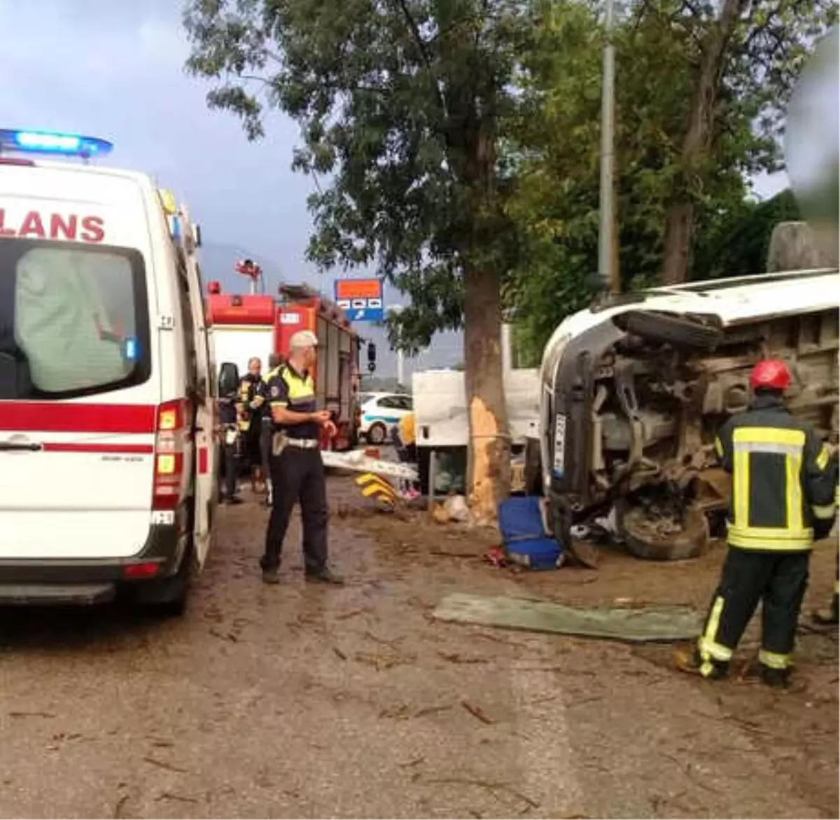 Manisa\'da Minibüs Devrildi: 20 Tarım İşçisi Yaralandı