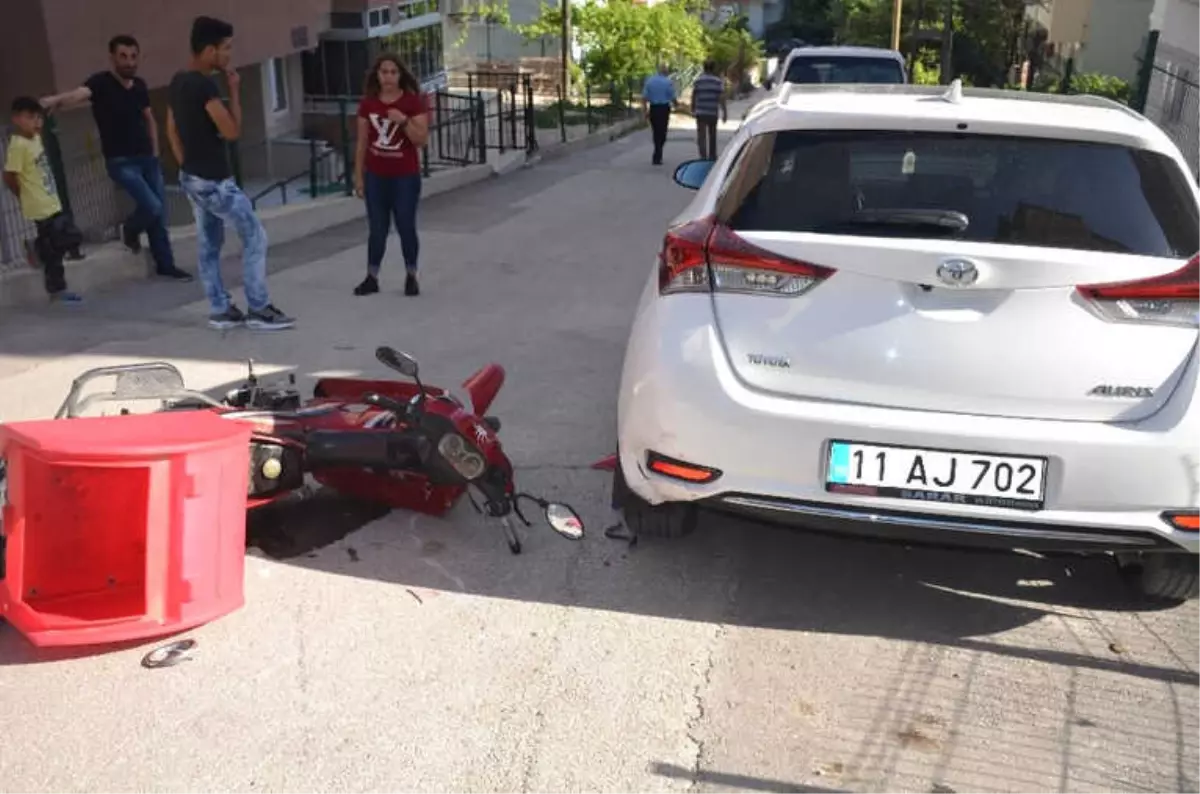 Metrelerce Sürüklenen Motosiklet Park Halindeki Araca Çarptı: 1 Yaralı