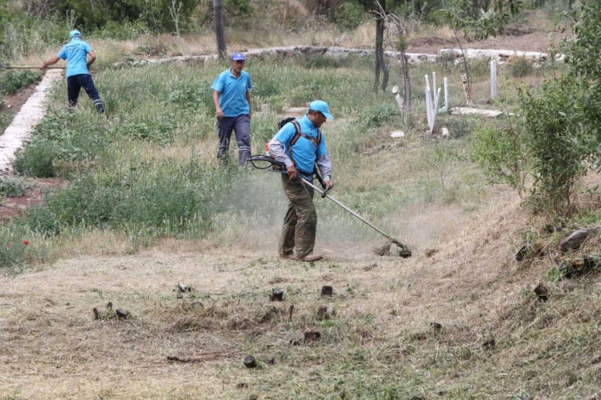 Mezarlıklardaki Çalışmalar Devam Ediyor