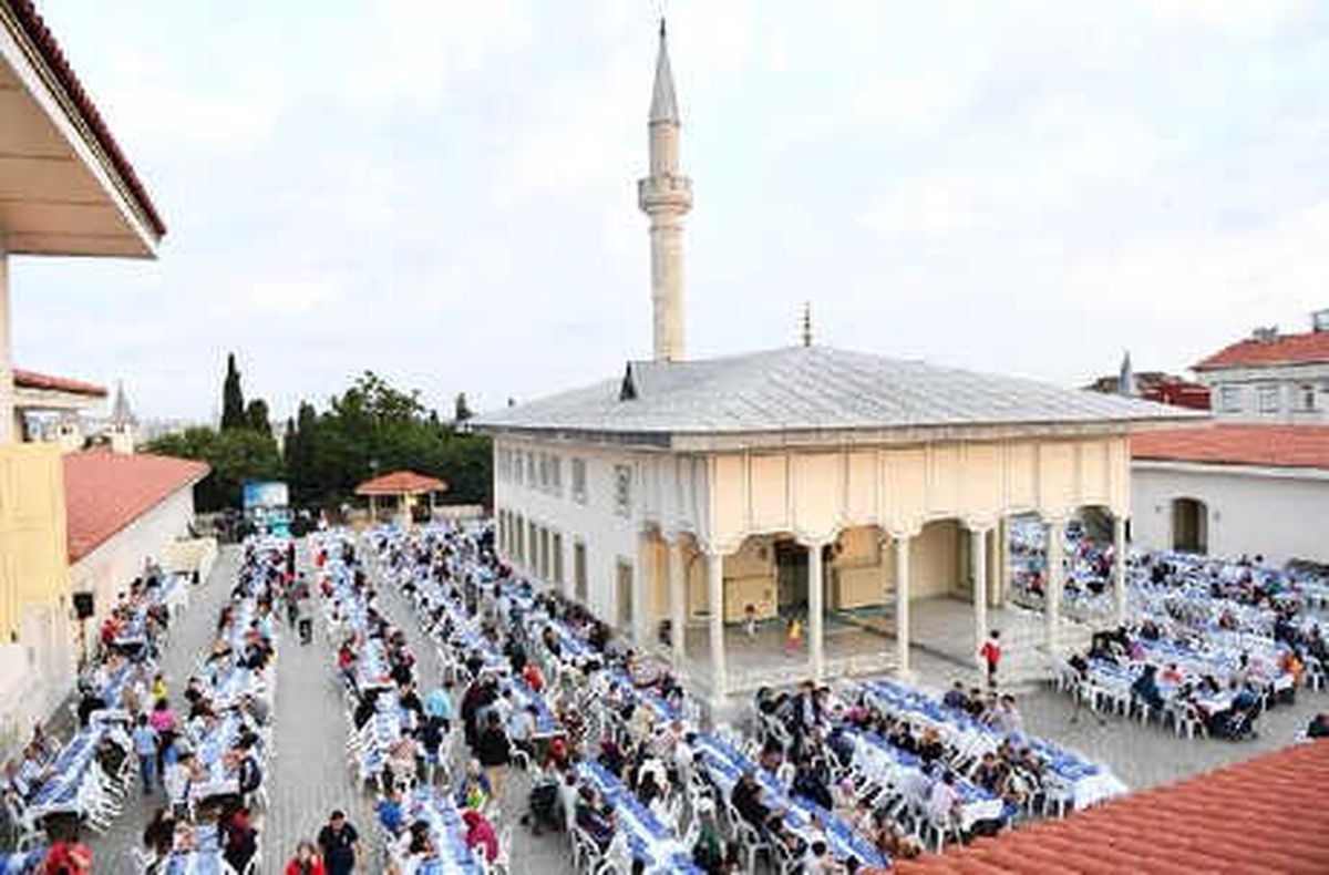 Okçular Tekkesi\'nde 5 Bin Kişilik Dev İftar
