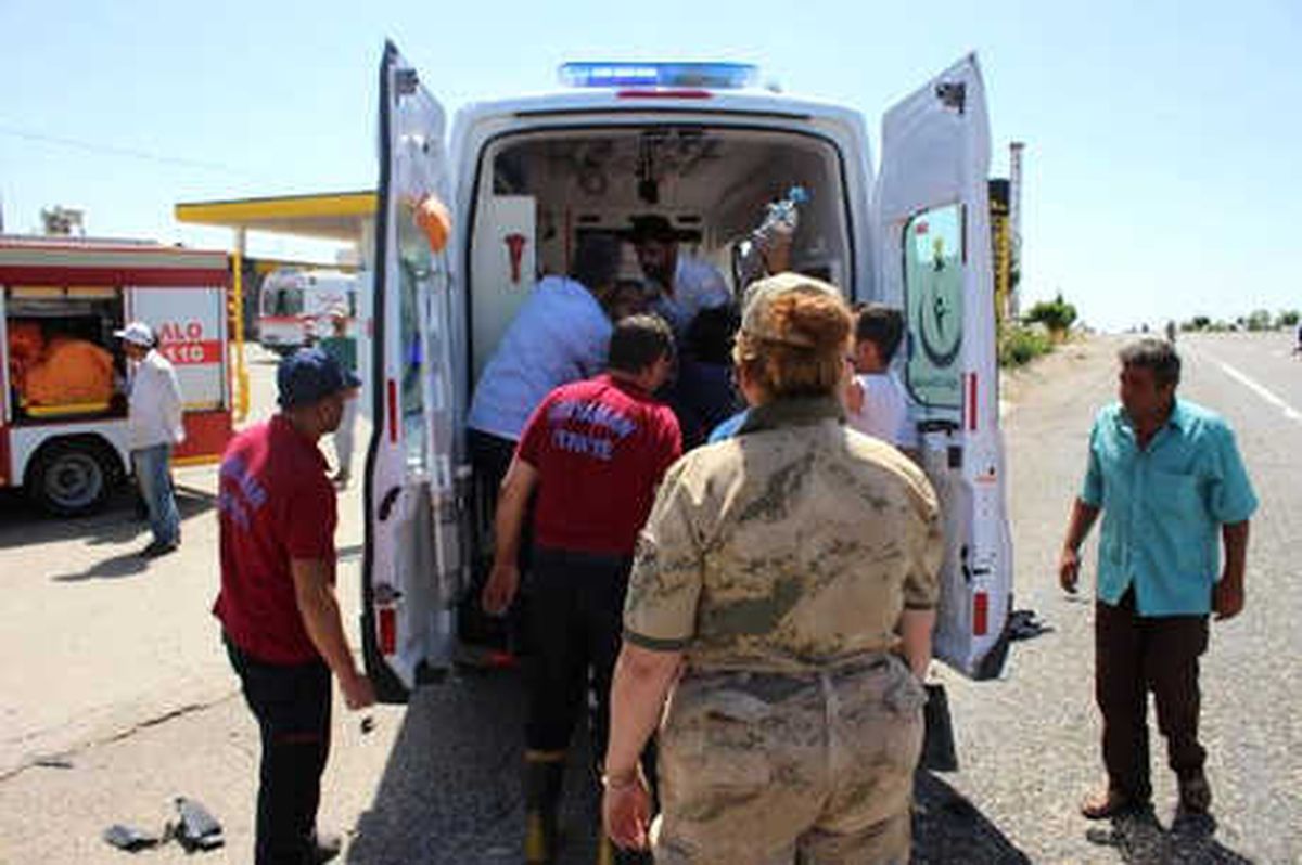 Otomobilde Sıkışan Sürücü Yarım Saatte Kurtarıldı (2) - Yeniden
