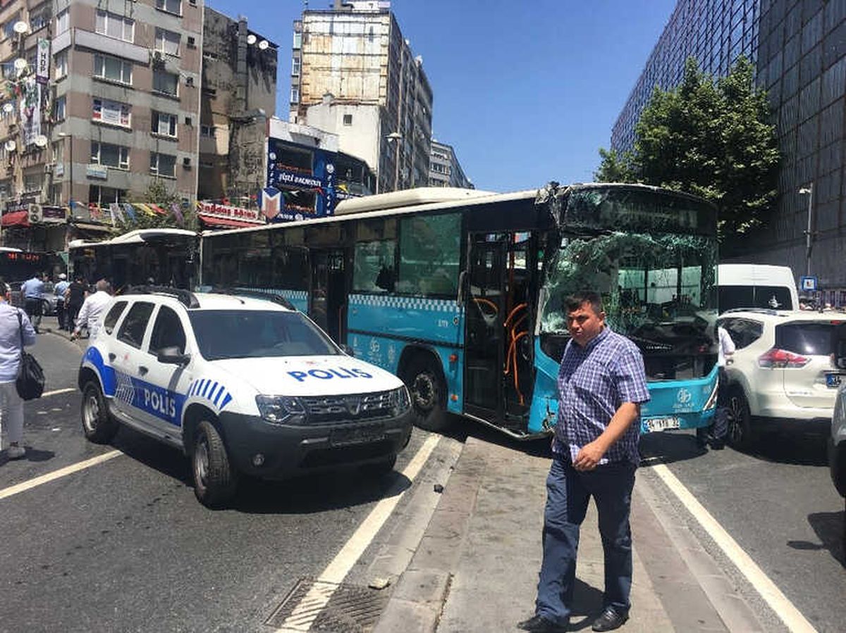 Şişli\'de Halk Otobüslerinin Kazası Güvenlik Kamerasında