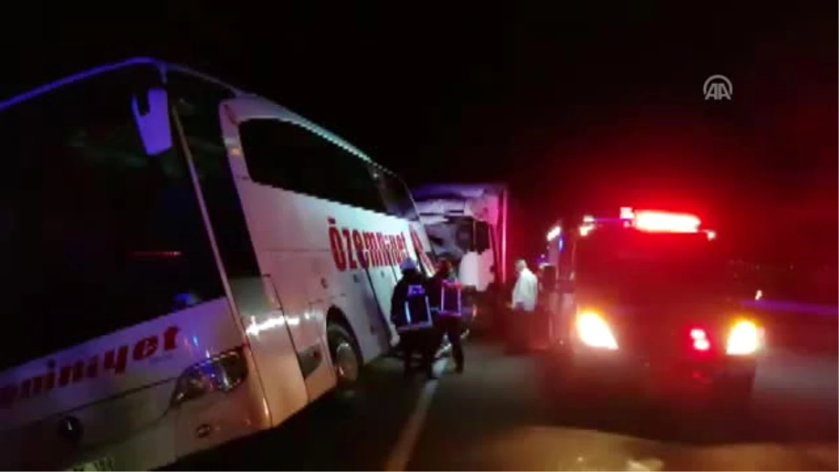 Park Halindeki Yolcu Otobüsüne Tır Çarptı: 2 Ölü, 10 Yaralı - Bursa