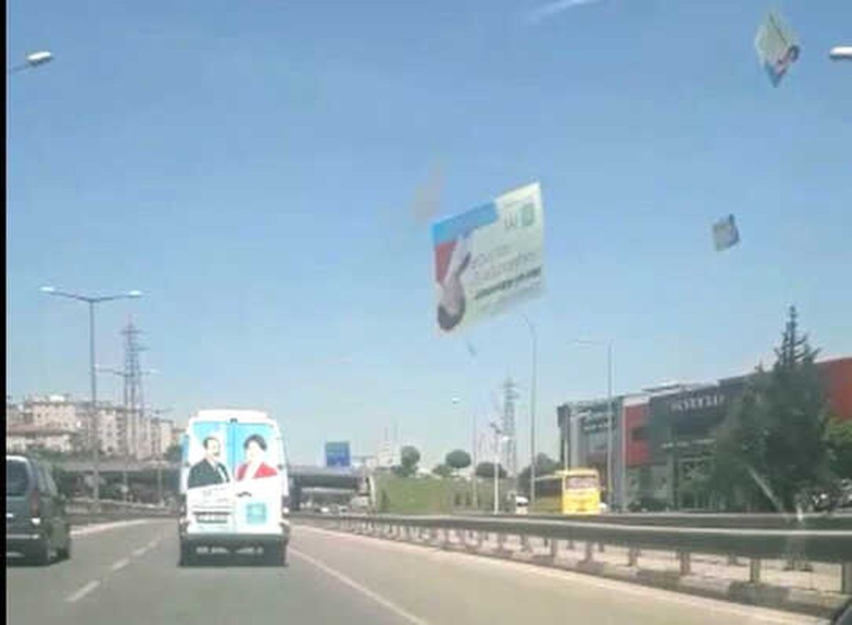 Seçim Otobüsünden Bildiri ve Broşür Yağdı