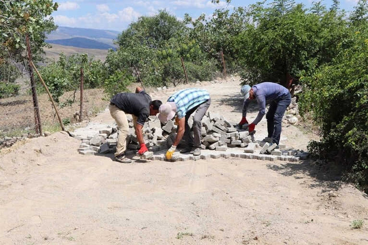 Siirt\'te Bağ Yollarında Parke Çalışması