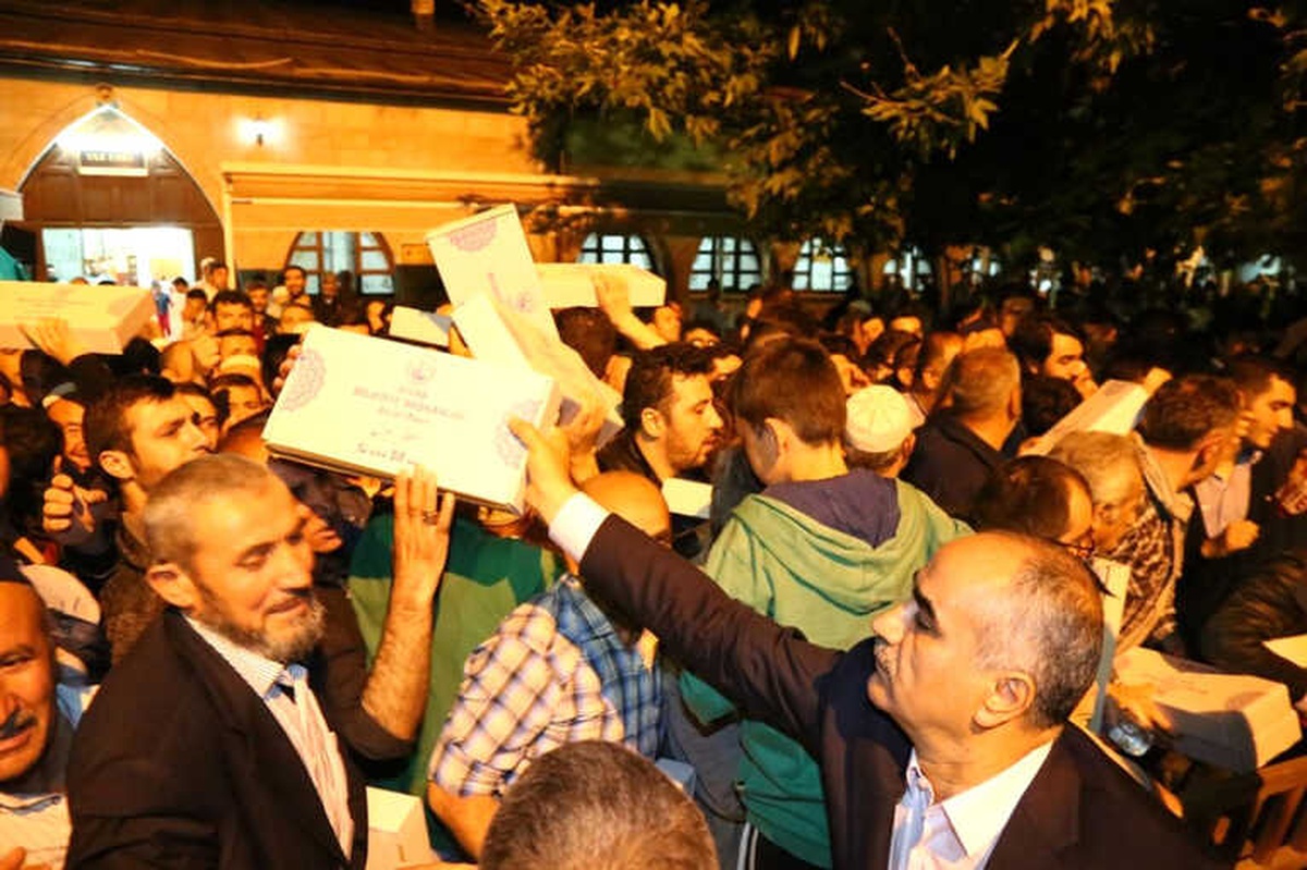 Sivas Belediyesi Kadir Gecesi Kumanya Dağıttı