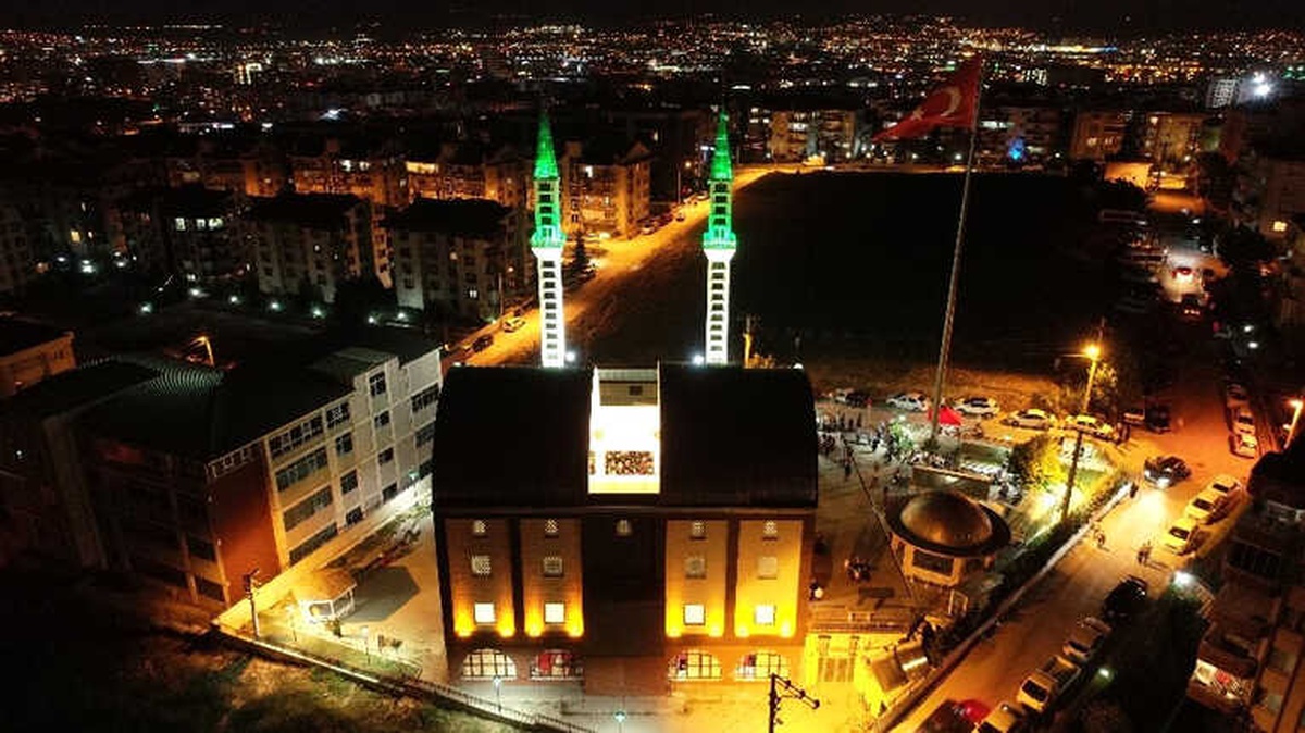 Sunrooflu Camiye Kadir Gecesi\'nde Yoğun İlgi