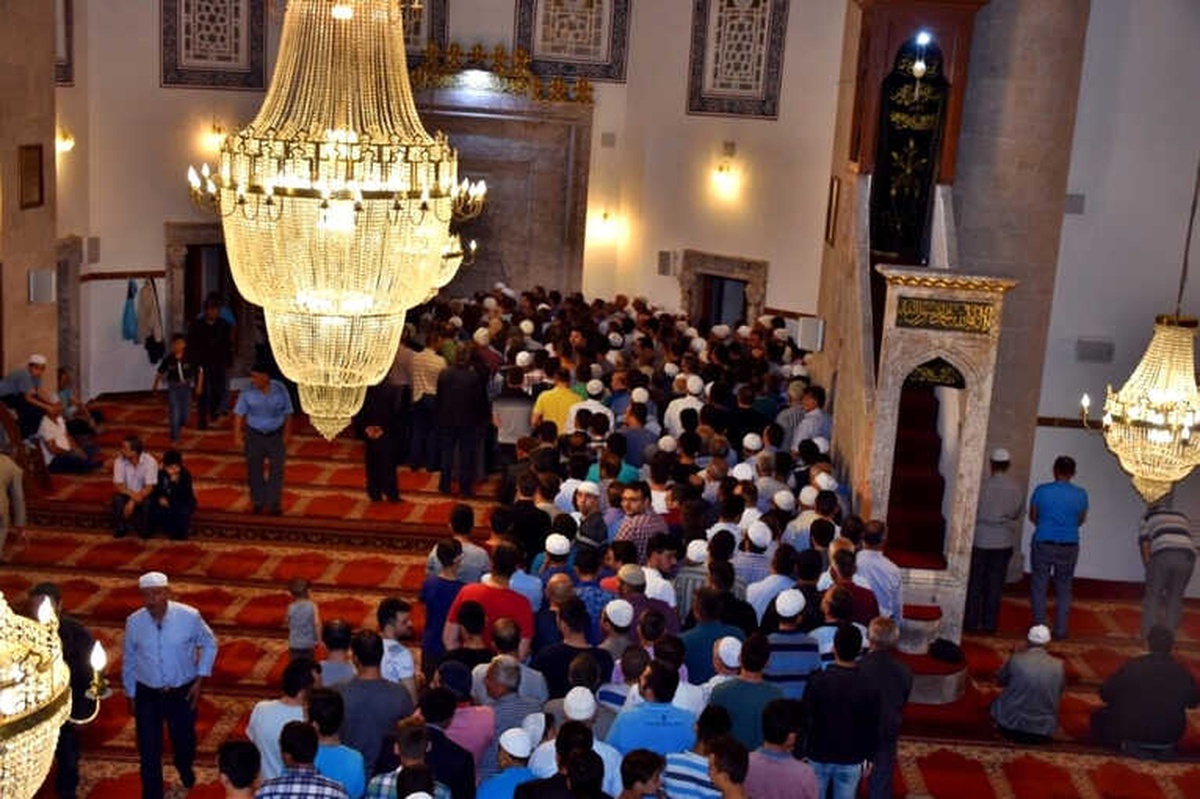 Tosya\'da Sakal-ı Şerif\'i Ziyaret Eden Gözleri Görmeyen Yaşlı Adamdan Şok Tepki
