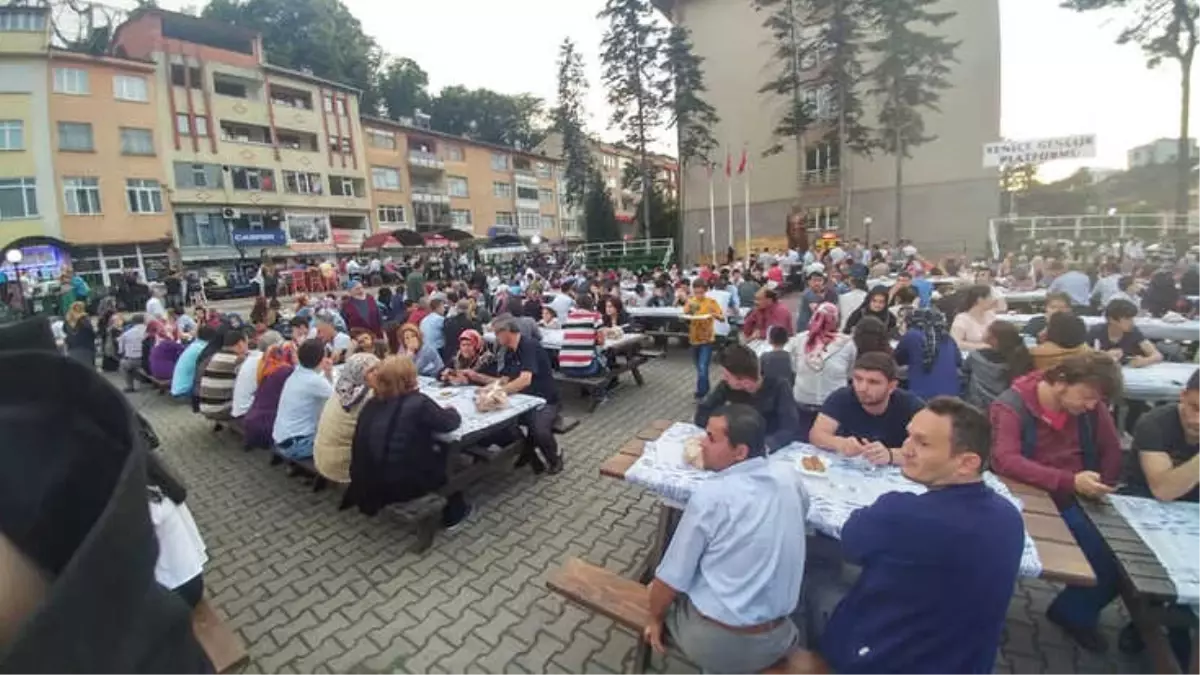 Yenice Merkez Gençliğinden Sokak İftarı