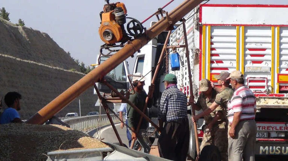 25 Ton Buğday Çevreyoluna Saçıldı