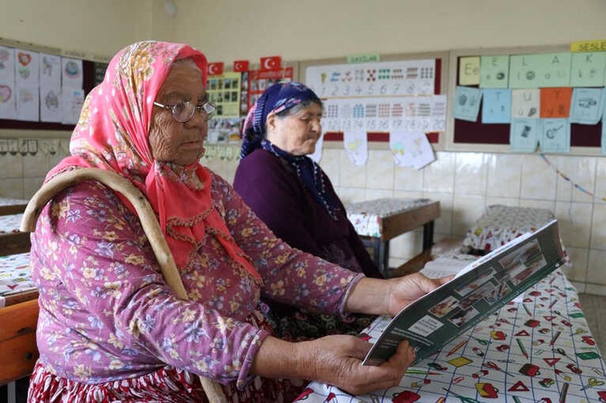 81 ve 73 Yaşındaki İki Kadın, 3 Ayda Okuma Yazma Öğrendi