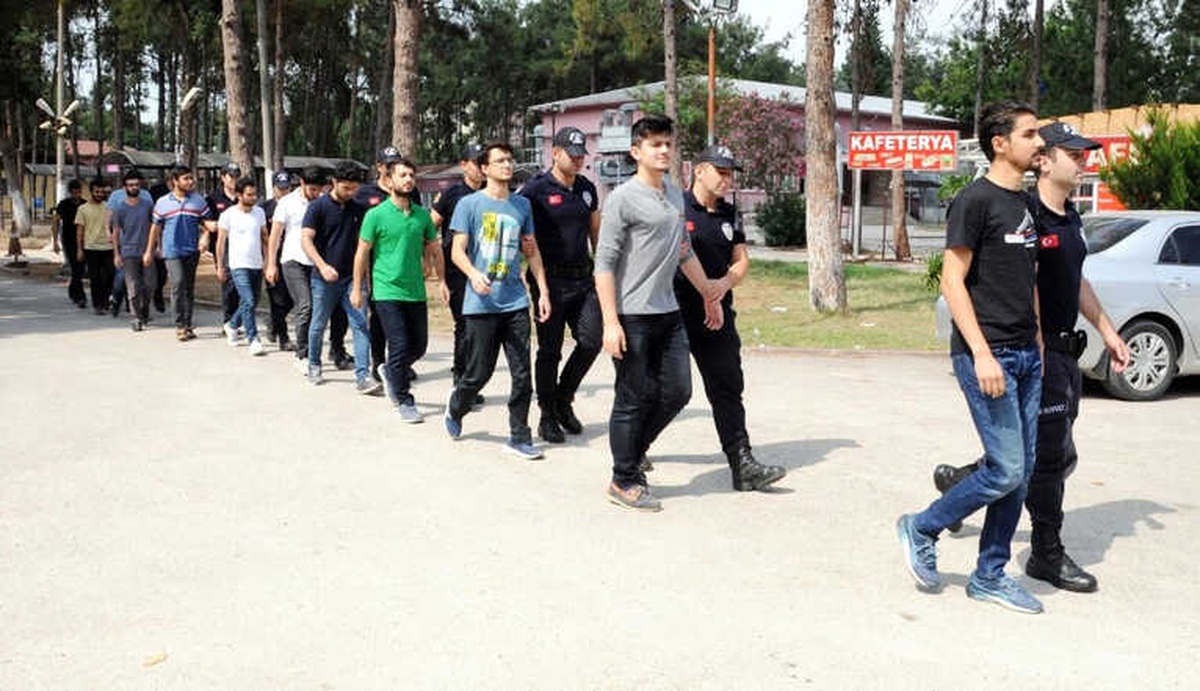 Adana\'da Fetö\'ye Yönelik Operasyonda Gözaltına Alınan 12 Kişi Adliyeye Sevk Edildi