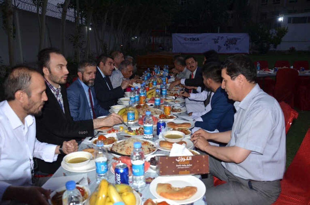 Afganistan\'da Öğrencilere İftar